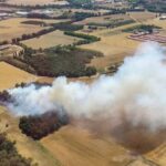 Els Bombers confinen el nucli de Canapost per un incendi a un camp de rostolls