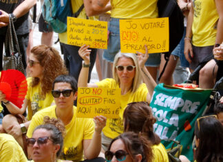 La majoria de docents es decanta pel ‘no’ al preacord en l’assemblea que posa punt final a la mobilització de Girona
