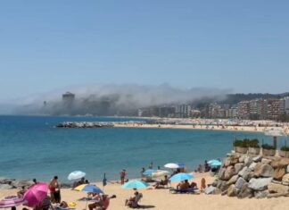 No és un incendi a Sant Antoni de Calonge. És boira marinera i així es produeix aquest fenòmen boira marinera a sant antoni de calonge
