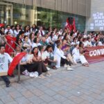 Un centenar de metges es manifesten a Girona per reclamar un conveni propi vaga metges Girona