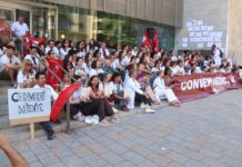 Un centenar de metges es manifesten a Girona per reclamar un conveni propi vaga metges Girona