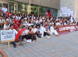 Un centenar de metges es manifesten a Girona per reclamar un conveni propi vaga metges Girona