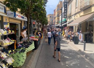 Una quarantena de comerços participen aquest dissabte a la fira Palamós Swing al centre de la vila