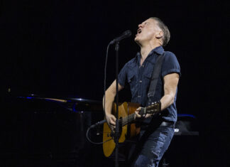 Bryan Adams agraeix la tasca dels Bombers de les Gavarres en l’obertura del Cap Roig Festival El cantant Bryan Adams durant el seu concert al Cap Roig Festival Data de publicació: dissabte 04 de juliol del 2026, 06:29 Localització: Calella de Palafrugell Autor: Cedida per Jose Irun / Cap Roig Festival