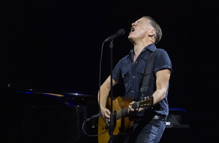 Bryan Adams agraeix la tasca dels Bombers de les Gavarres en l’obertura del Cap Roig Festival El cantant Bryan Adams durant el seu concert al Cap Roig Festival Data de publicació: dissabte 04 de juliol del 2026, 06:29 Localització: Calella de Palafrugell Autor: Cedida per Jose Irun / Cap Roig Festival