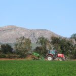 Quins tràmits han d’assumir avui els pagesos i com ha canviat la gestió del camp català Pagès treballant el camp