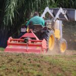 Qui gestiona avui el territori? Menys pagesos, més bosc i un nou escenari per als grans incendis pages en un tractor
