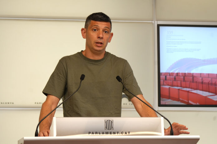 El diputat de la CUP Xavier Pellicer durant la roda de premsa al Parlament. Data de publicació: dimarts 07 de juliol del 2026, 13:03 Localització: Barcelona Autor: John McAulay