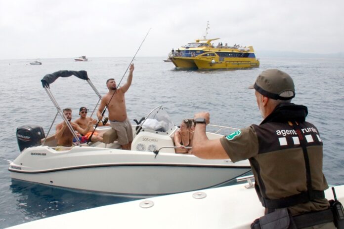 privat:-els-agents-rurals-intensifiquen-la-vigilancia-per-mar-a-les-illes-medes,-el-cap-de-creus-i-el-litoral-de-l’emporda