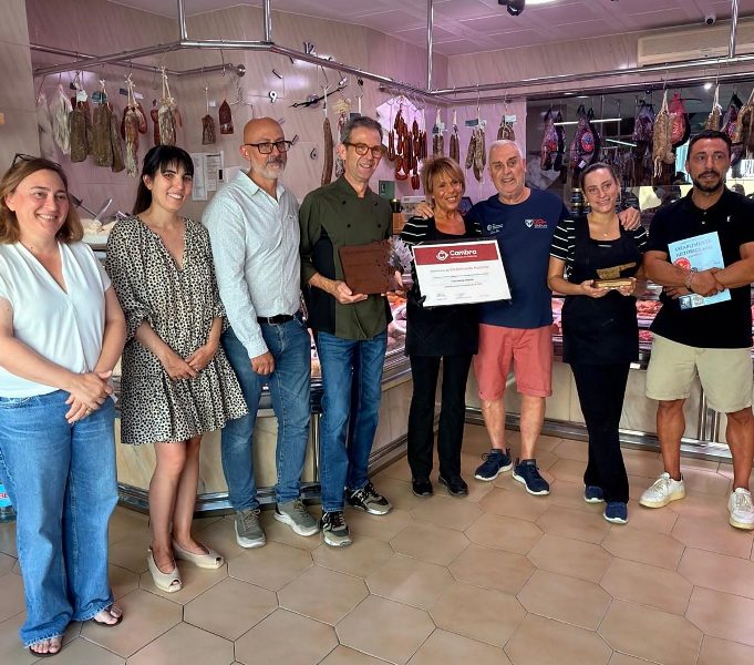 privat:-la-cambra-de-comerc-de-palamos-reconeix-la-trajectoria-de-tocineria-mario-amb-la-distincio-d’establiment-historic privat:-la-cambra-de-comerc-de-palamos-reconeix-la-trajectoria-de-tocineria-mario-amb-la-distincio-d’establiment-historic