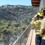 Els Bombers inspeccionen les cases afectades per l’incendi de les Gavarres per avaluar si corren risc d’ensorrar-se incendi gavarres calonge bombers gavarres