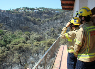 Els Bombers inspeccionen les cases afectades per l’incendi de les Gavarres per avaluar si corren risc d’ensorrar-se incendi gavarres calonge bombers gavarres