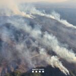 Incendi de les Gavarres: els Bombers treballen per tancar el flanc dret i evitar que el foc s’obri cap a Girona