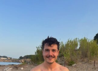 Les fotos de Miki Núñez a la platja de Pals que encenen les xarxes
