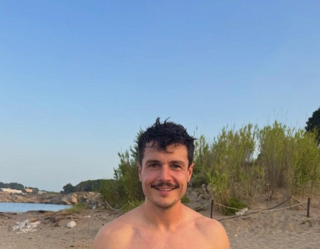 Les fotos de Miki Núñez a la platja de Pals que encenen les xarxes