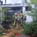 Els bombers apaguen un incendi que ha cremat el garatge d’una casa a Torroella de Montgrí