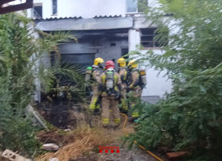 Els bombers apaguen un incendi que ha cremat el garatge d’una casa a Torroella de Montgrí