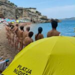 Unes 200 persones reivindiquen el nudisme a la platja de l’Illa Roja de Begur