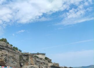 Unes 200 persones reivindiquen el nudisme a la platja de l’Illa Roja de Begur