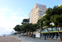 Platja d’Aro dona temps a l’Estat per aplicar la sentència i desafectar les 850 propietats del passeig a preu simbòlic