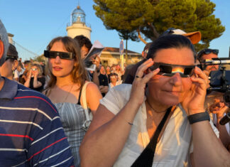 Milers de persones segueixen l’eclipsi des de diversos punts del Baix Empordà