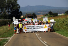 Unes 400 persones es manifesten a Serra de Daró per reclamar més seguretat a les carreteres del Baix Ter