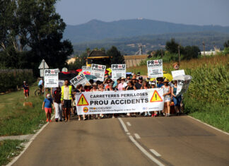 Unes 400 persones es manifesten a Serra de Daró per reclamar més seguretat a les carreteres del Baix Ter
