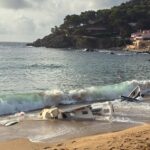 Palamós retira dues barques que acaben varades a la platja de la Fosca a causa del temporal Barques varades a la Fosca