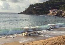 Palamós retira dues barques que acaben varades a la platja de la Fosca a causa del temporal Barques varades a la Fosca
