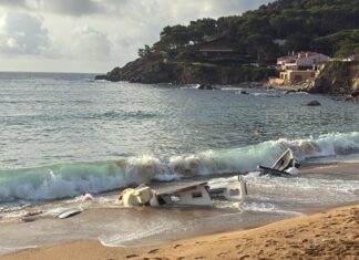 Palamós retira dues barques que acaben varades a la platja de la Fosca a causa del temporal Barques varades a la Fosca