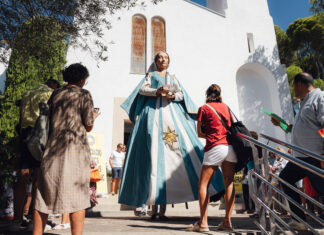 Llafranc recupera una tradició de més de cent anys amb l’estrena de la nova geganta Rosa