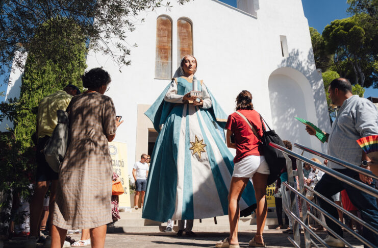 Llafranc recupera una tradició de més de cent anys amb l’estrena de la nova geganta Rosa