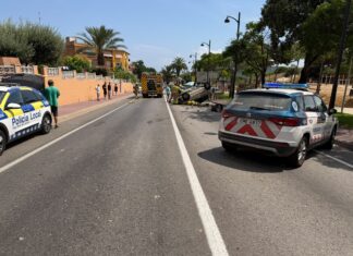 Un cotxe bolca en un accident amb un camió a Sant Feliu de Guíxols