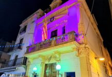 Palamós il·lumina de fúcsia l’Ajuntament pel Dia Mundial de la Síndrome de Turner