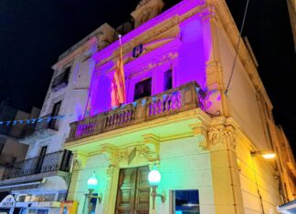 Palamós il·lumina de fúcsia l’Ajuntament pel Dia Mundial de la Síndrome de Turner