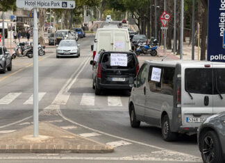 Els marxants de Platja d’Aro tornen a protestar per denunciar que l’Ajuntament «vol carregar-se legalment» el mercat Marxants Platja d'Aro