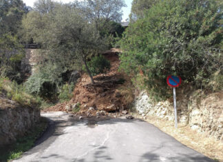 Un despreniment de pedres d’un mur obliga a actuar a Sa Riera sense causar ferits Despreniment Sa Riera pedra