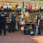 La Policia Local de Begur i la Guàrdia Civil intervenen més de 1.100 articles falsificats al mercat setmanal Begur mercat