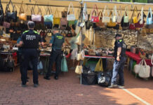 La Policia Local de Begur i la Guàrdia Civil intervenen més de 1.100 articles falsificats al mercat setmanal Begur mercat